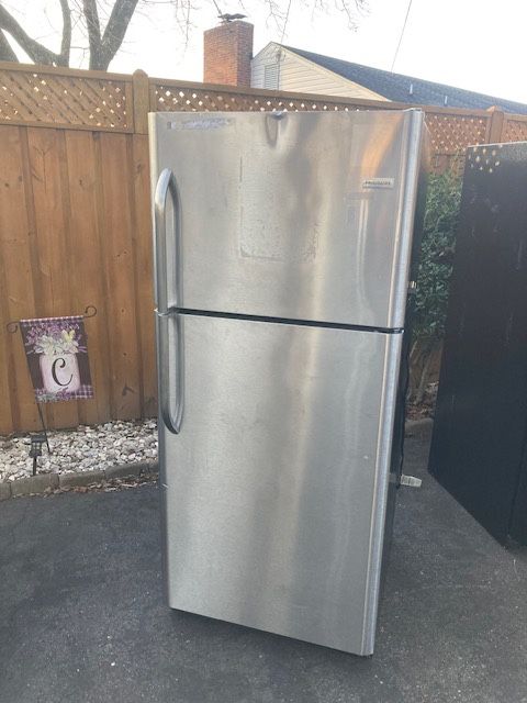 ** BRAND NEW Frigidaire Top Mount Refrigerator ( Stainless )