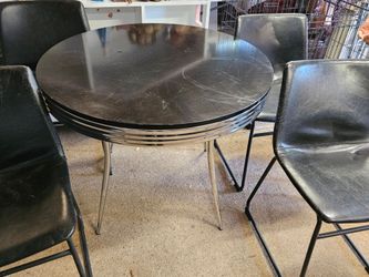 Mesa moderna cromada estilo vintage, vea las fotos, las sillas no estan quebradas ni rotas, mas Informacion Abajo