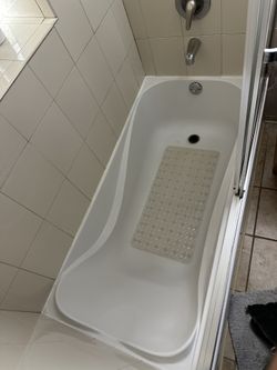 Bath Tub And Glass Shower Door