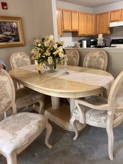 Bernhardt dinning room table with 6 chairs