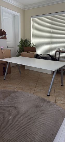 Escritorio blanco patas de metal