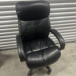 🆓 FREE Leather Office / Gaming Chair – Needs to Go Today!