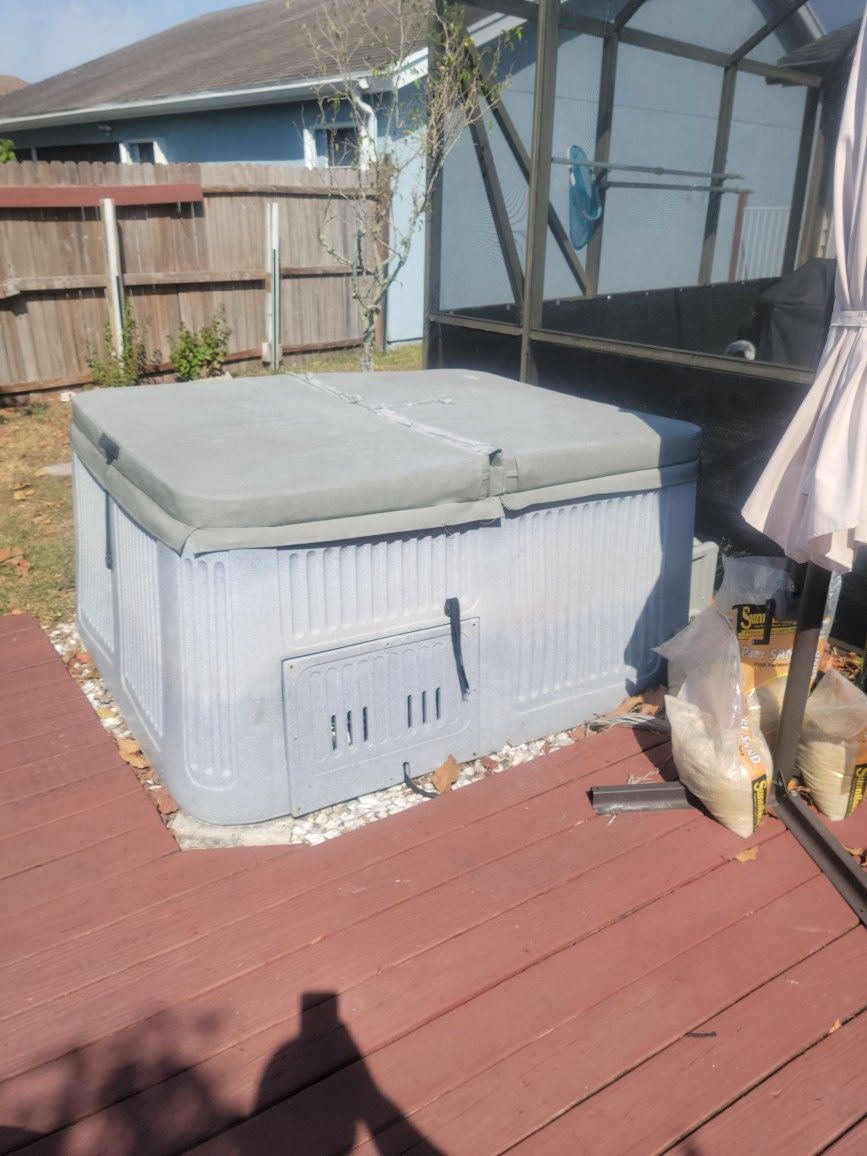4 Person Hot Tub (FREE), Come And Get It. for Sale in West Palm Beach