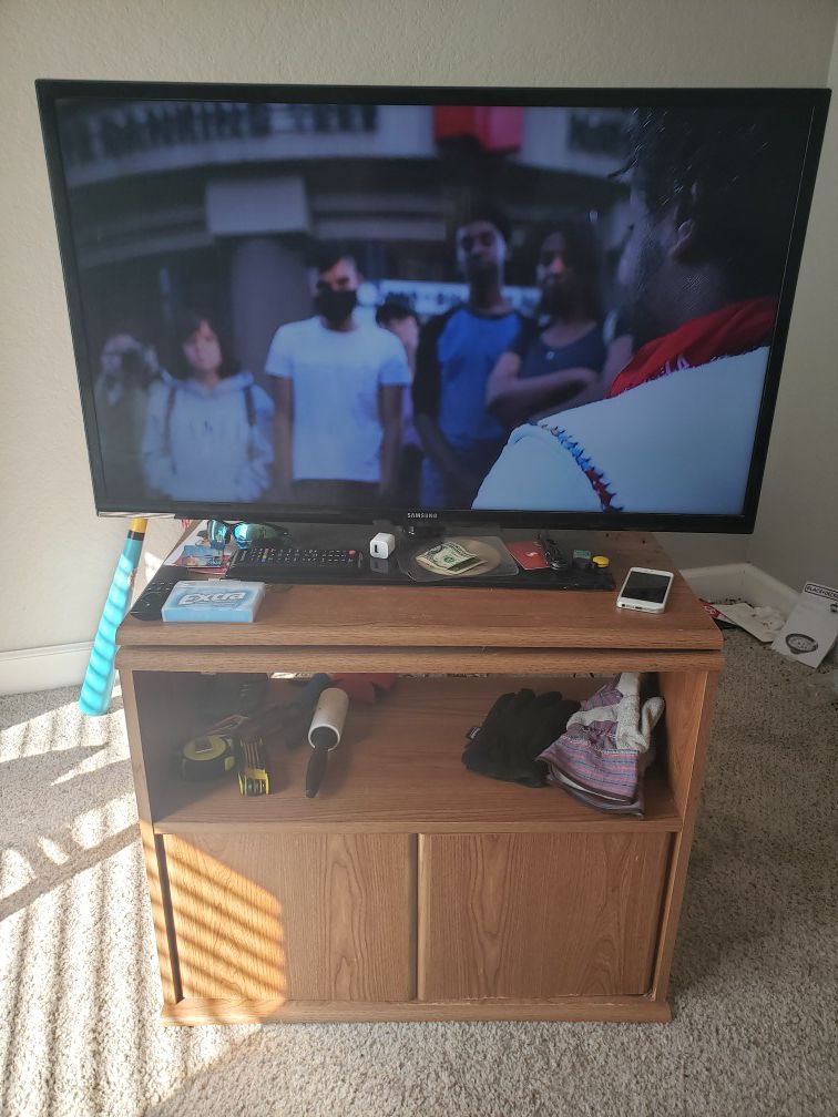 40 in TV, TV stand & Full Size Bed