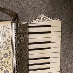 Old Vintage Accordion (Tap For Bigger Images)