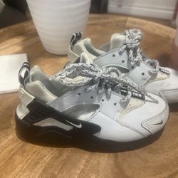 Nikes Kids Size 11 Youth