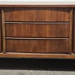 Mid Century Bassett Buffet / Dresser / TV Stand

