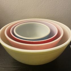 Vintage Pyrex Mixing Bowl Set