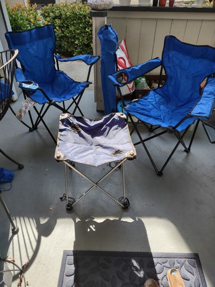 3 Camping Chairs And Table