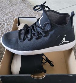 6.5Y Jordan Reveal Sneakers