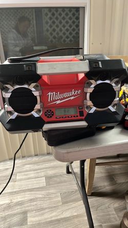 Milwaukee. Portable Radio