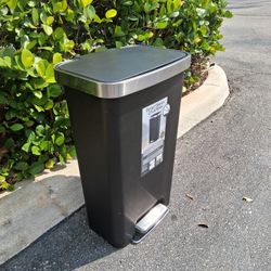 Trash Can 11.9 Gallon W16" D12" H26" (like new)