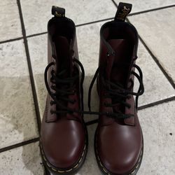 Like New Doc Martens 1460 WOMEN'S Smooth Leather Lace Up Boots --- Cherry Red --- Size 5 Womens