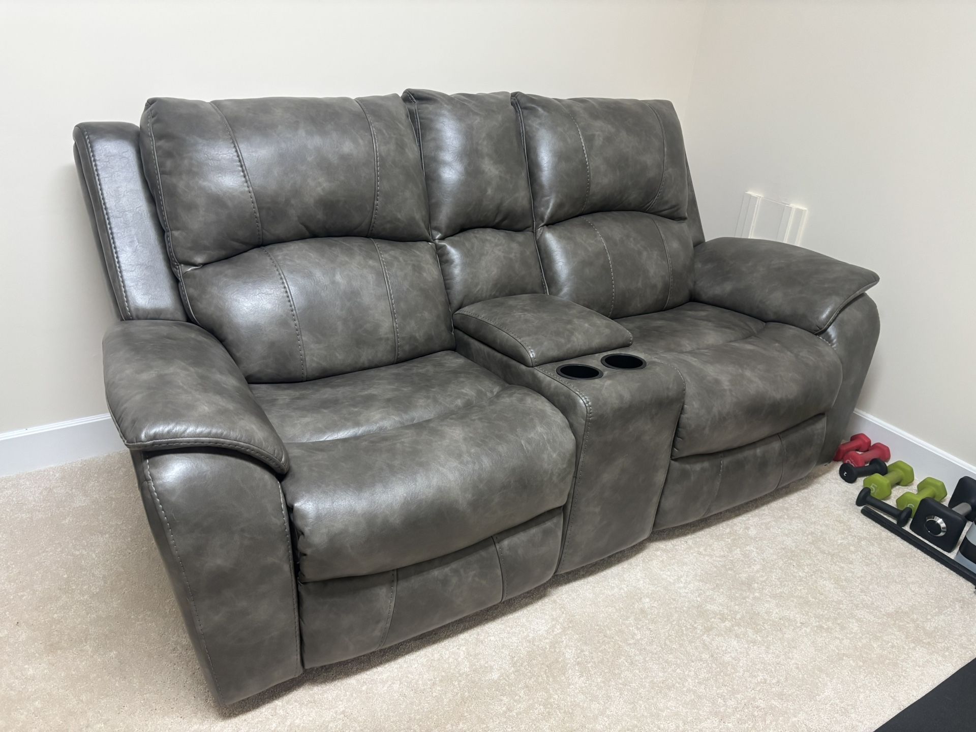 ❄️ Cozy Up for Winter! Like-New Gray Leather Reclining Loveseat ❄️