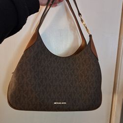 Michael Kors Purse Excellent Condition Loacted On The Eastside Serious Buyers ✨️ 