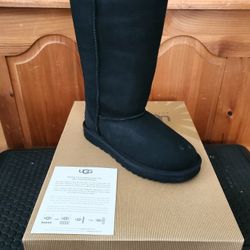 UGGS Girls Youth Tall Classic in Black Size 1