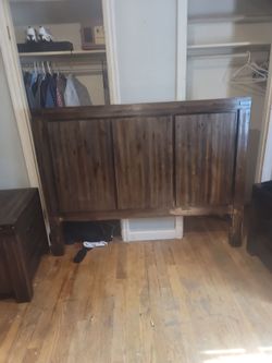 Seven piece bedroom sets on solid wood doughs with a middle sliders