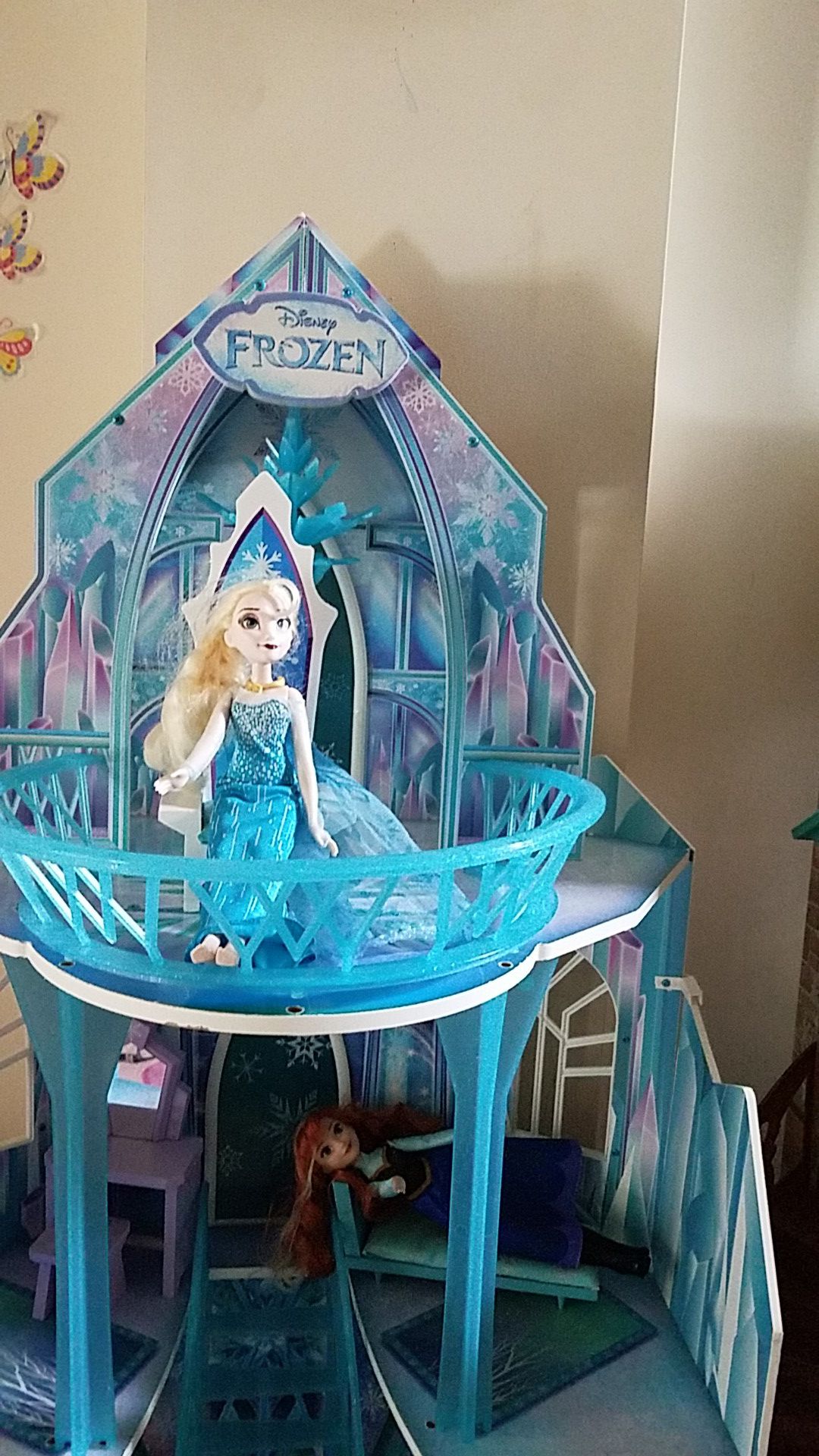 Disney Frozen dollhouse with dolls and all furniture