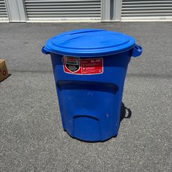 Rubbermaid Roughneck 32 Gallon Blue Trash Can with Lid