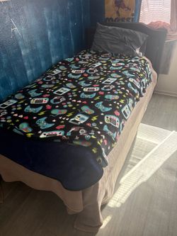 Full Size Bed w Mattress