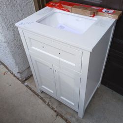 New 24 In Vanity In Good Condition 