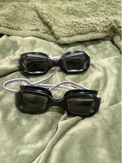 SWIMMING GOGGLES