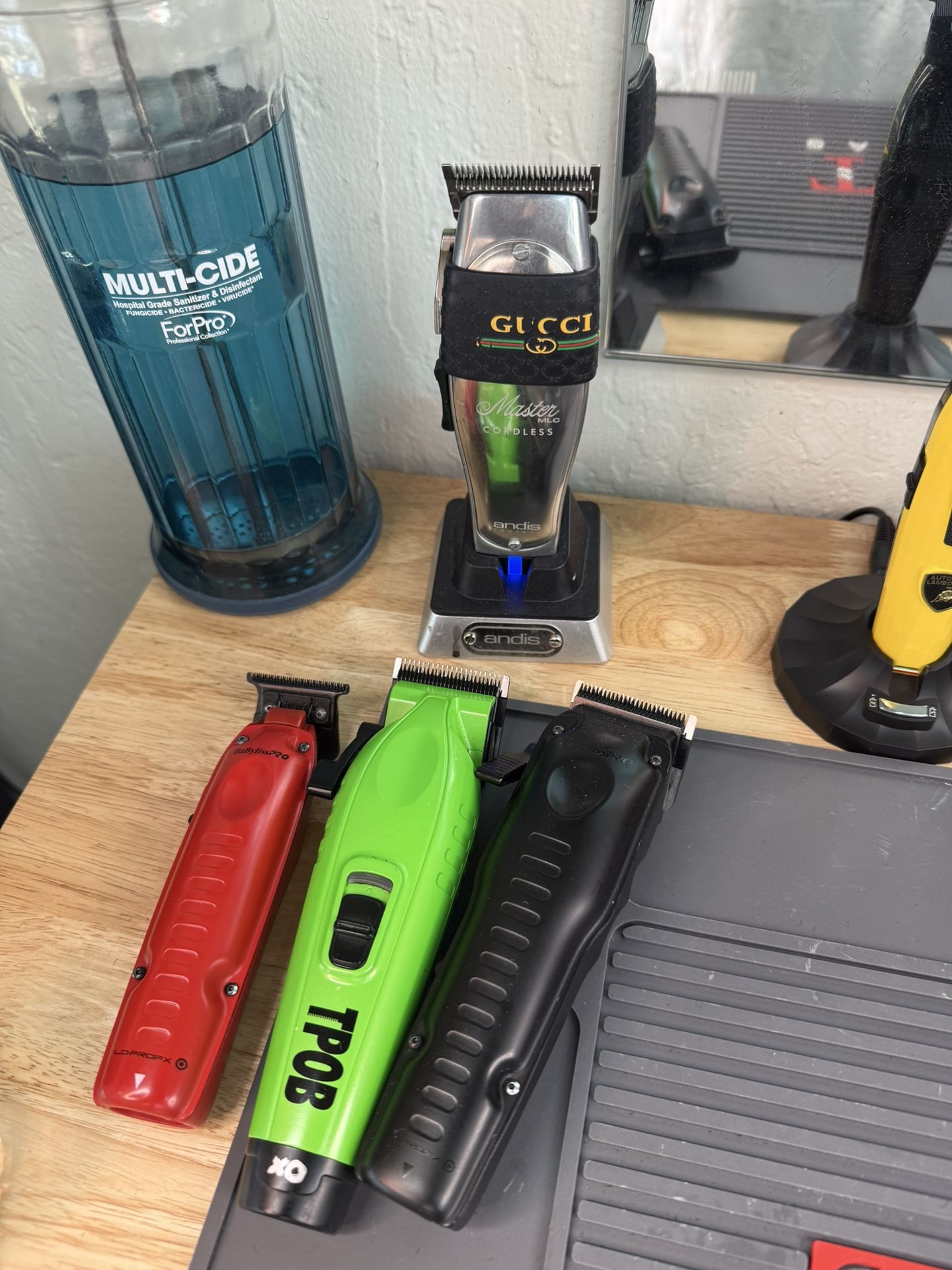 CLIPPERS AND TRIMMPER FOR SALE( Barber)