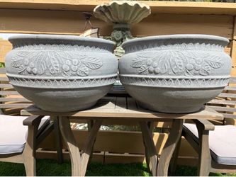 2 big plastic pots 30 for both of them