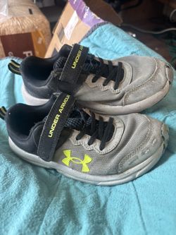 Under Armour Youth Shoes Size 2.5