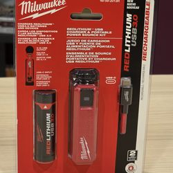 Milwaukee REDLITHIUM USB Charger and Portable Power Source Kit / Powerbank / Phone Charger
