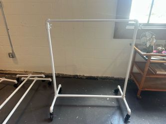 Adjustable retail rail with wheels
