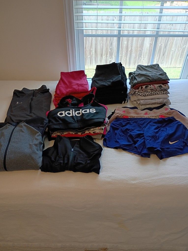 Bundle Of 37 Women's Active Wear Size Small