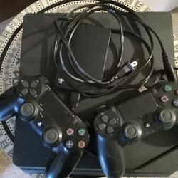 Ps4 2 Controls And A Extra Storage Pack 