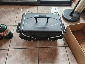 Charboil Gas Grill. HAS TO GO. MAKE OFFER