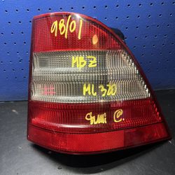 2000 Mercedes Benz ML320 Passenger Side Taillight 