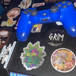 PS4 Silm Comes With Controller And Headphones