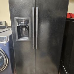 GE REFRIGERATOR GOOD CONDITION DELIVERY AVAILABLE FOR EXTRA FEE 