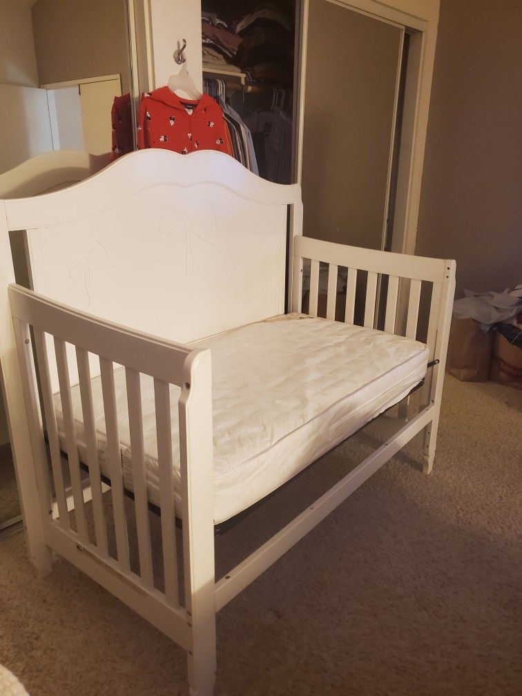 Baby Crib/ Toddler Bed