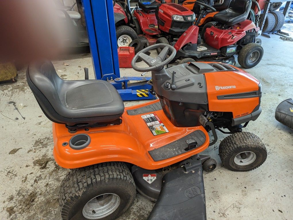 Husqvarna Lawn Tractor 18.5 HP 38 In Deck. Free Local Delivery for Sale in Eldersburg MD OfferUp