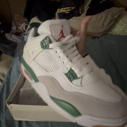 Jordans Retro 4 Pine Greens Size 11