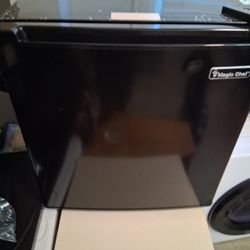 REFRIGERATOR MINI   MAGIC CHEF 