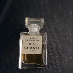 Perfume De Chanel  N•5 Paris.