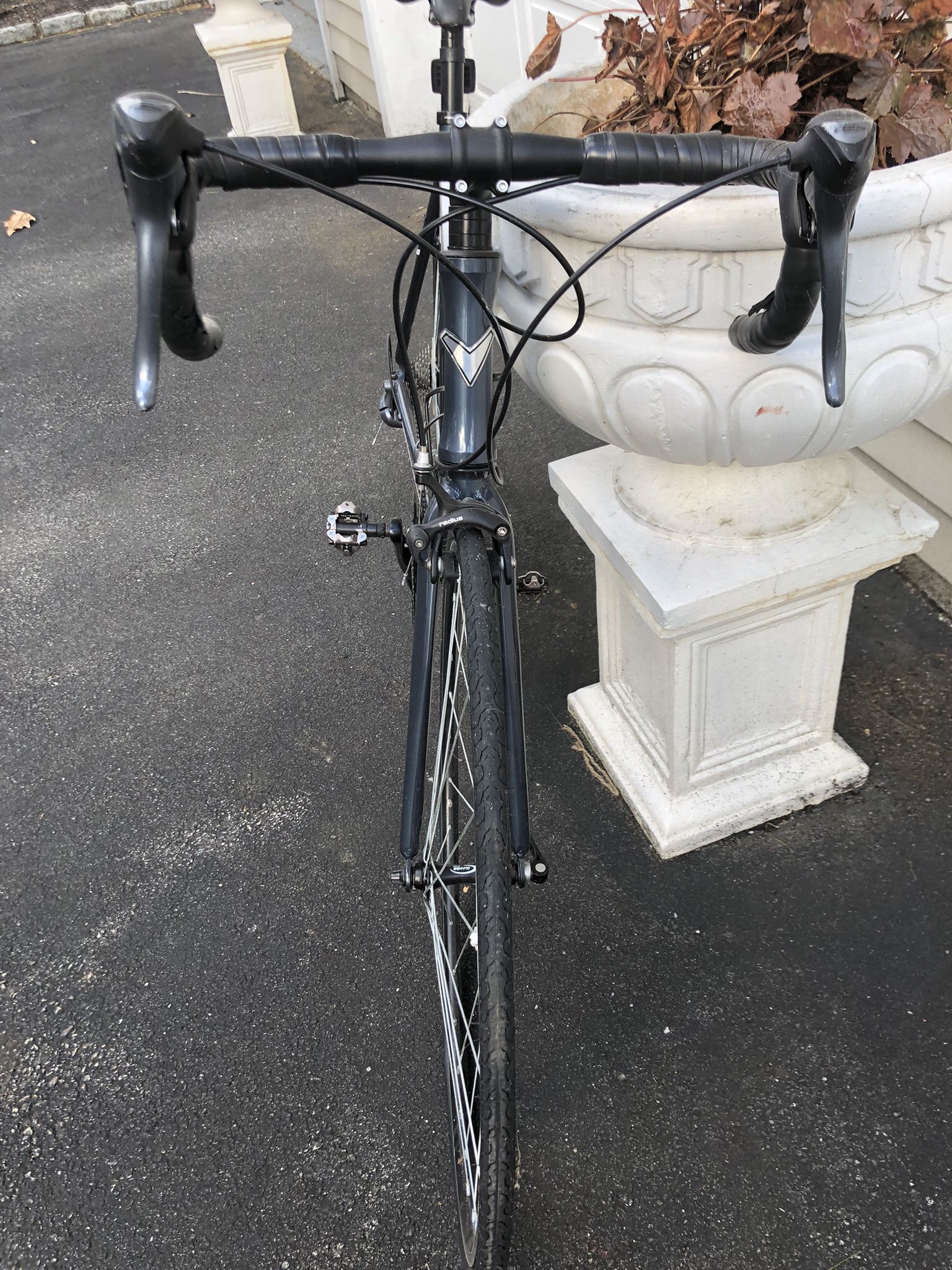 The Vilano FORZA 2.0 is equipped with a 12K Carbon racing fork