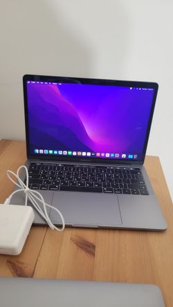 MacBook pro w/ touchbar 8gb ram 250 hard drive w/ charger