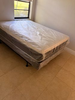 Queen mattress pillow top set with box spring (2pc - new) 