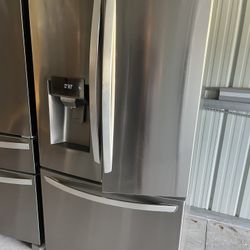 LG Counter-depth 23.5-cu ft Smart French Door Refrigerator with Dual Ice Maker, Water and Ice Dispenser (Fingerprint Resistant) ENERGY STAR