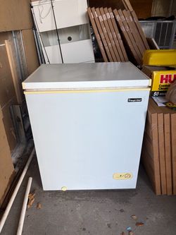 Magic Chef Chest Freezer – White – Compact Deep Freezer