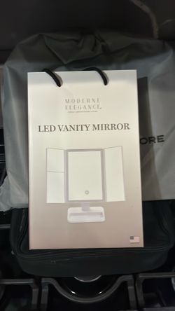 Moderne Elegance LED Vanity Mirror