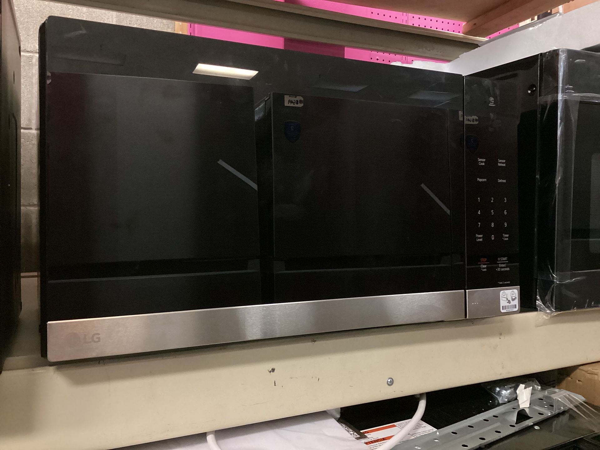 LG 0.9 cu.ft. NeoChef Countertop Microwave With Smart Inverter 