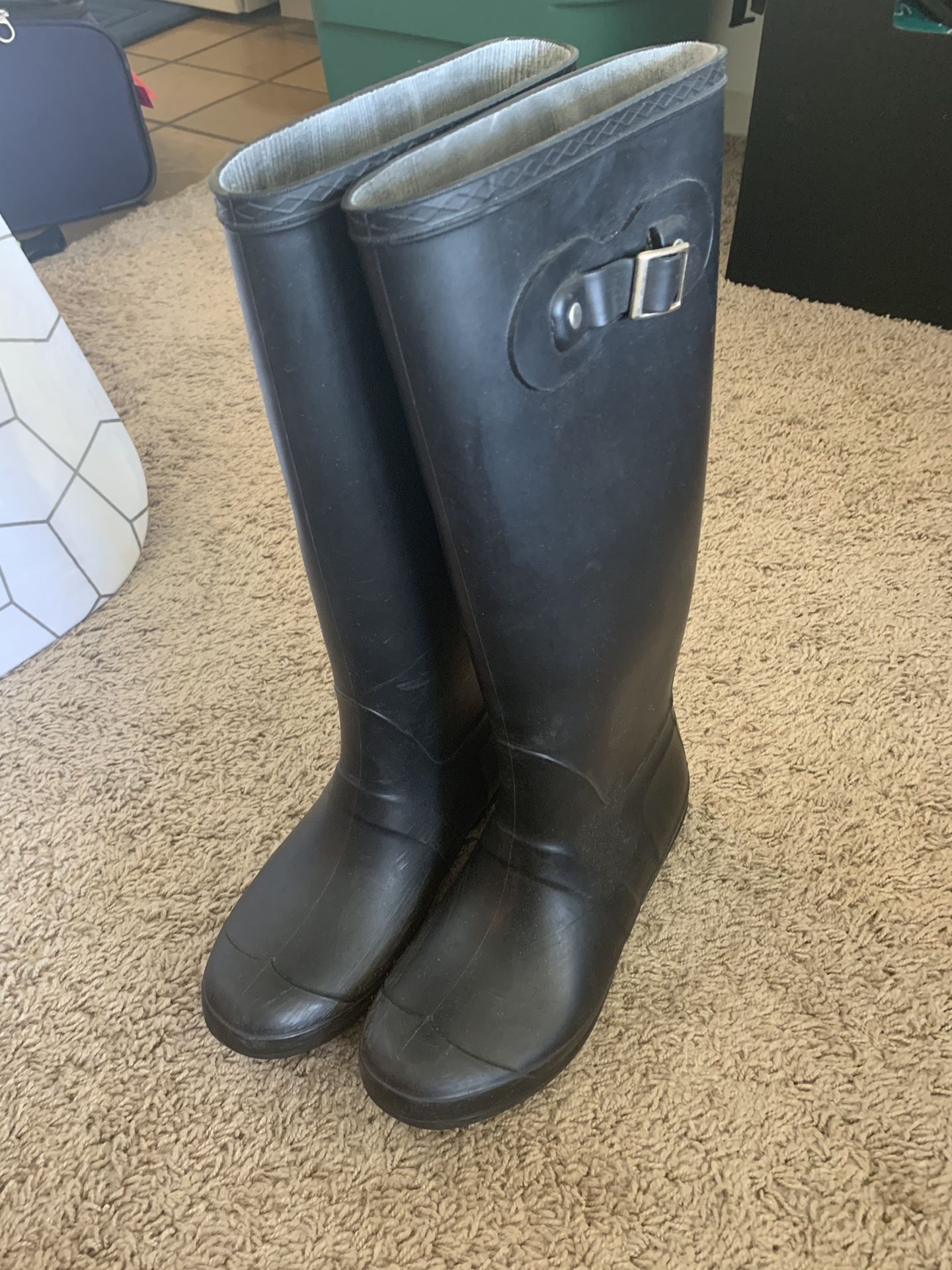 Tall rain boots size 7.5-8, scuffs in front as pictured but overall good condition!